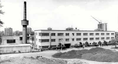 Datováno podle dostavby jižní budovy Farmaceutické fakulty UK, takže fotka je z roku 1971.
<br />https://goo.gl/maps/HR7DXrhEQ78ytRNFA