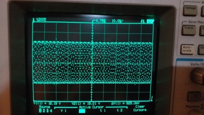 zákmytová zložka- iba napätie keďže som frekvenčne nedokázal natriggerovať (deltaV 825mV..to je slušné množstvo VF pre NF zes ktorý je ukrutne zatlmený)