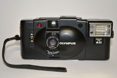 800px-Compact_camera_Olympus_XA2_with_flash_A11.jpg