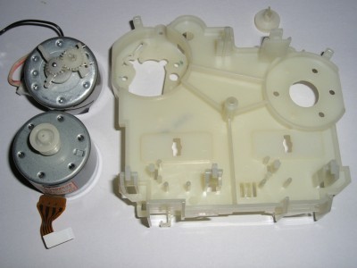 Vyčištěný nosič motorů a DPS, motory, kladka (vpravo nahoře)