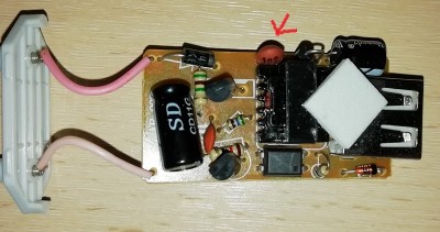 Červenou šipkou je označen kondenzátor, který by měl být bezpečnostní a aspoň na 4kV, protože výrobek nese označení dvojité izolace