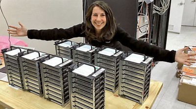 Vedkyňa s hard diskami, na ktorých boli uložené dáta z teleskopov