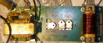 Vlevo trafo, vpravo tlumivka. Uprostřed diody bez chladiče.