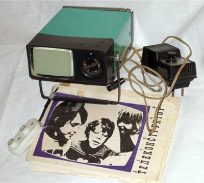 (1981) Teleconstructor byl vyroben ve třech verzích: plně smontovaný a konfigurovaný, jeho cena je 102 rublů 50 kopecks; u sestavených a vyladěných desek tištěných spojů je jeho cena přesně 100 rublů a ve formě sady rádiových komponent, komponent a kompon