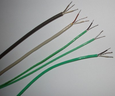 Černý kabel je typ 2x0,5 s definovaným zkrutem a asi i impedancí. Stíněný je fest tlustou Al fólií na PE podložce. Používaný pro vnitřní propojování na přepojovačích RPD i jinde Správou spojů. Nikdo jiný tento kabel a i ten šedý 2x0,4 nepoužíval.
<br />Zelené