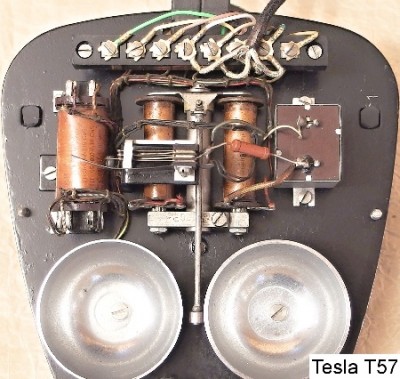 bakelitovy-telefon-Tesla-T57-vnitr (1).jpg