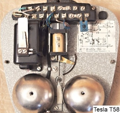 bakelitovy-telefon-Tesla-T58-vnitr.jpg