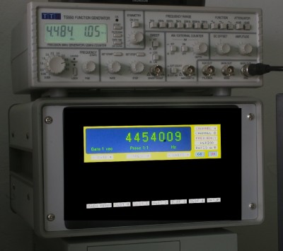 Harlequin - projekt. Na fotce bedna pro 5 měřících adaptérů. Na bedně generátor signálu a test programu pro čítač v bedně Harlequina. Generátor přelaďoval kmitočet od 4.2 do 4.8 MHz. Čítač měřil s hradlováním po 1 sec v Hz.