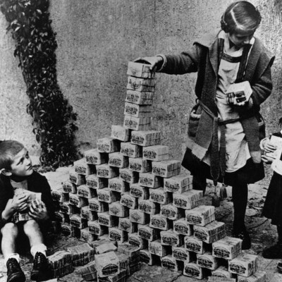 německé bankovky v roce 1923 - balíky bankovek se používaly jako hračky pro děti.
