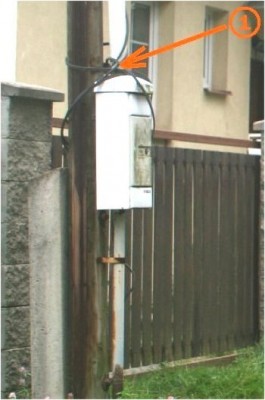 český internet - 20 let omotaný kabel na dřevěném sloupu patřící firmě O2... To je &quot;digitalizacfe po česku&quot;.